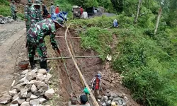 Semangat Juang Dibuktikan Satgas TMMD 127 Dan Warga Desa Kembang
