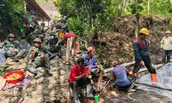 Kopi dan Gorengan Wujud Kebersamaan TNI dan Warga Saat Dilokasi TMMD