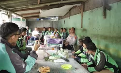 Ngopi Berkeselamatan Bersama Ojol, Kapolres Langkat Dorong Budaya Tertib Lalu Lintas dari Ruang Dialog