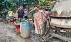 Tak Hanya Kendaraan Saja, Angkong Pun Terlihat Antri Dilokasi TMMD 127 Kodim Wonogiri