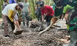 Ini Dia Sosok Mbah Kasidi Yang Turut Mensukseskan TMMD 127 Di Desa Kembang Jatipurno