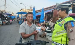 Sat Lantas Polres Tanjung Balai Bagikan Brosur Edukasi Kepada Pengendara Ops Keselamatan Toba 2026