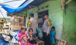 Sambangi Warga, Bhabinkamtibmas Polsek STR Ajak Jaga Kamtibmas