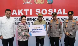 Kapolri dan Ketua Komisi IV DPR RI Salurkan 16 Truk Bantuan untuk Korban Bencana di Tapanuli Tengah