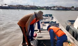 Mesin Kapal Mati di Tengah Laut, Personel Sat Polairud Tanjung Balai Sigap Bantu Nelayan