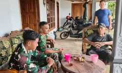 TNI Dekatkan Diri Dengan Warga Desa Kembang Di Sela Kesibukan TMMD 127