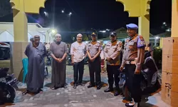 Berikan Rasa Aman, Personel Polres Tanjung Balai Amankan Ibadah Shalat Tarawih
