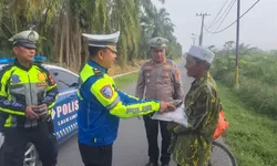 Respon cepat, Polres Tanjung Balai Gerak Cepat Salurkan Bantuan Kepada Kakek Darwin