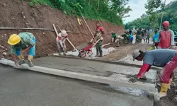 Hujan Membawa Berkah, Begitu Semboyan Satgas TMMD Ke-127 Dan Warga Desa Kembang