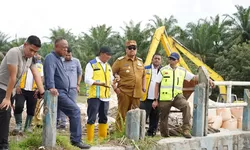 Pastikan Ketersediaan Air Irigasi untuk Petani, Bupati Batu Bara Tinjau Bendung Tanjung Muda   