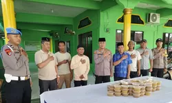 Polres Tanjung Balai Tebar Kebaikan, Ratusan Paket Takjil Dibagikan ke Mesjid