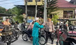 Sapa Pengguna Jalan, Polres Tanjung Balai dan TK Kemala Bhayangkari Bagikan Takjil Gratis