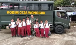 Canda Tawa Dan Edukasi Kunci Kedekatan Satgas TMMD Di Desa Kembang Wonogiri