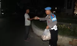 Hari ke-7 Ramadhan, Sahur On The Road Serentak Seluruh Jajaran Polres Langkat Berbagi Nasi Sahur