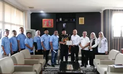 Kolaborasi PWI dan Pemko Tanjungbalai, Wali Kota Mahyaruddin Terima Cinderamata HPN 2026