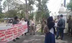 PAMI Lakukan Unras Sebut Plt Kadisdagper Pembohong   