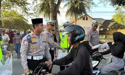 Ramadhan Penuh Berkah, Polres Langkat Tebar Kepedulian Lewat Aksi Berbagi Takjil