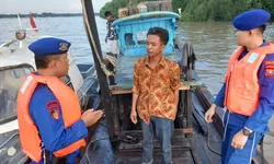 Jaga Keamanan Laut, Sat Polairud Polres Tanjung Balai Periksa Kapal Nelayan