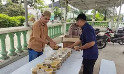 Wujud Kepedulian, Polres Tanjung Balai Bagikan Takjil di Masjid Al-Ridho