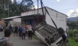 Kecelakaan Lalu Lintas di Kebonpedes, Mobil Daihatsu Ayla Nyungsep