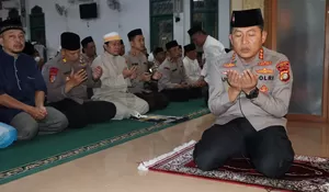 Jadi Imam Salat Subuh, Kapolres Metro Depok : Dengar Keluhan Masyarakat
