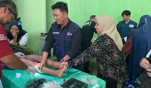 Gelar Khitanan Massal, Ely Hartati Rasyid Beri Sarung Hingga Uang Tunai