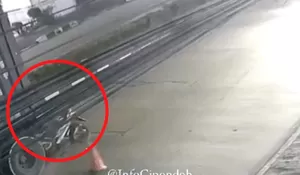 Detik-detik Pemotor Tewas Usai Tabrak Truk di Tangerang