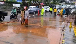 Tumpukan Tanah di Jembatan GDC Depok, Sudah Kinclong Dibersihkan DPUPR dan Damkar