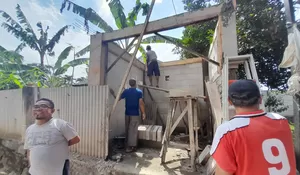 Warga Curug Swadaya Bangun Poskamling