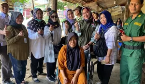 TP PKK Salurkan Bantuan Kursi Roda Buat Warga Jatirasa Bekasi