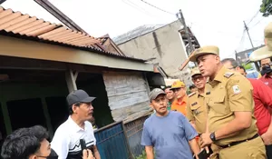Plt Wali Kota Bekasi Tri Adhianto Tinjau Rumah di Jatibening Baru Rusak Kena Puting Beliung