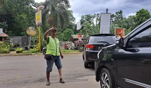 Perjuangan Ujang Berkaki Palsu Bantu Urai Macet di Jalan Bina Marga I Kota Bogor