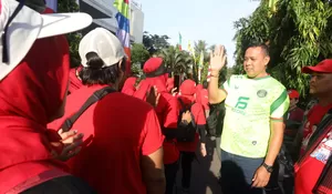Plt Wali Kota Bekasi Tri Adhianto Lepas Peserta Fun Walk CFD Jelang HUT ke-26 Kota Bekasi