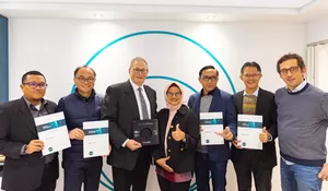 XL Axiata Terima Trofi Opensignal Awards