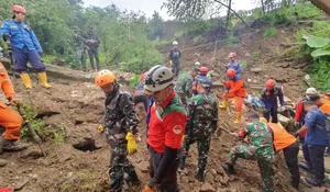 Empat Orang Tertimbun Longsor Belum Ditemukan, Evakuasi BPBD Kota Bogor Terkendala Akses