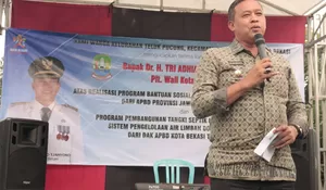 Plt Wali Kota Bekasi Tri Adhianto Salurkan Bantuan Renovasi Rutilahu di Teluk Pucung