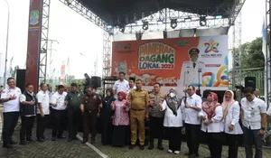 Plt Wali Kota Bekasi Tri Adhianto Sapa Pelaku Usaha Pada Pameran Pasar Dagang Lokal Bekasi Fair
