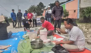 Warga dan Tokoh Tiga Desa Makan di Tengah Jalan Lapan-Mekarsari, Ternyata Ini Penyebabnya