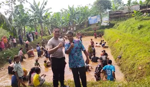 Ngubek Empang, Cara Unik Aiptu Taufik Sambut Ramadan Bersama Warga Desa Mekarjaya