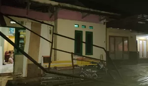 Kasihan! Atap Rumah Warga di Bogor Terbawa Angin saat Hujan Deras
