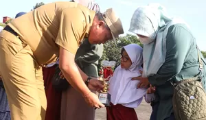 Keren.. Plt Wali Kota Bekasi Tri Adhianto Serahkan Hadiah 3 Siswi SD Disabilitas Pemenang Lomba MTQ