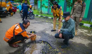 Patroli Jalan Rusak, Wali Kota Bogor Bima Arya Perintahkan Jika Membahayakan Langsung Tambal