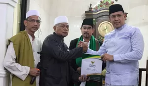 Tarawih Keliling di Masjid Al Ishlah Kampung Poncol, Plt Wali Kota Bekasi Tri Adhianto Serahkan Bantuan