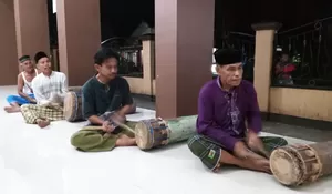 Keseruan Tradisi Tabuh Bedug Warga Kampung Leuwiranji Usai Salat Tarawih