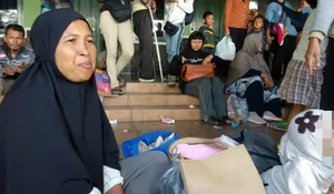 Dari Lampung ke Depok, Menginap Bersama Anaknya yang Lumpuh Ingin Ketemu Ida Dayak