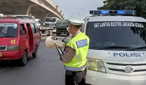 Satlantas Jakarta Utara Beri Himbauan Lalu Lintas di Lampu Merah Tanah Merdeka