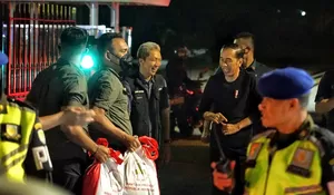 Wakil Wali Kota Bogor Dedie Rachim Dampingi Presiden Jokowi Bagikan Paket Sembako