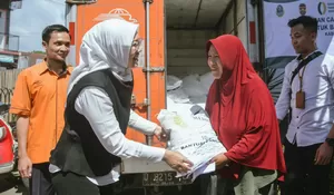 Bantu Warga saat Lebaran, Bupati Purwakarta Anne Ratna Mustika Salurkan Bantuan Pangan Pemerintah