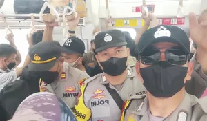 Pastikan Keamanan Penumpang, Kapolsek Tenjo Ikut Naik KRL dari Stasiun Tenjo ke Stasiun Cilejit