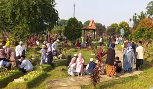 Rekap Intensitas Pengunjung Taman Makam Mutiara Mampang , Ribuan Peziarah Tumpah Ruah Pasca Idul Fitri 2023 